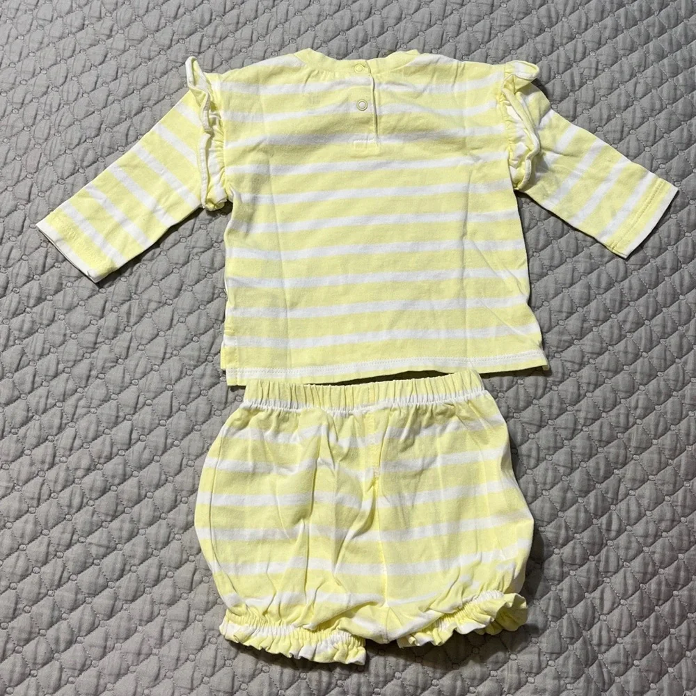 GAP charming yellow